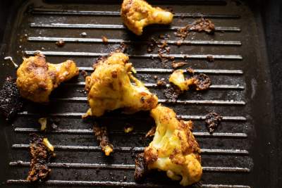 fried tandoori gobi in grill pan