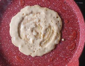 frying patishapta on a tawa