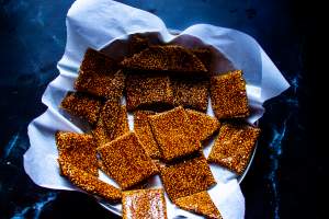 til gud chikki kept on a plate